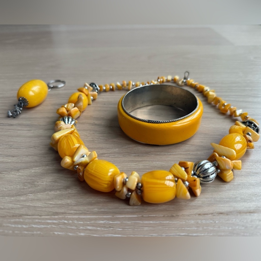 Vintage Yellow Beaded Jewelry Set with yellow stones, bracelet necklace charm - Picture 4 of 16